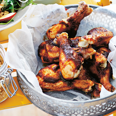 BBQ-kycklingklubbor med lönnsirapsdipp