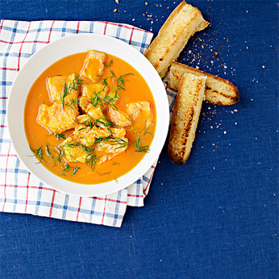 Fisksoppa med vitlökskrutonger