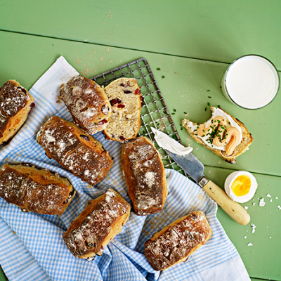Yoghurtbröd med hasselnötter och tranbär