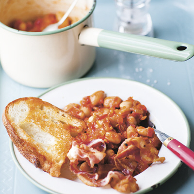 Bönor i tomatsås med rostat bröd