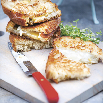 Grillad ostmacka med tre sorters ost och pinjenötter