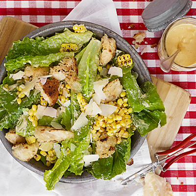 Sallad med krämig bbq-dressing och rostad majs