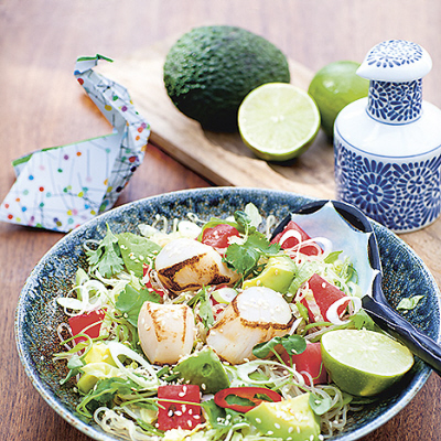 Glasnudelsallad med sotade pilgrimsmusslor och vattenmelon