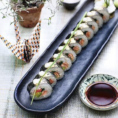 Maki med sotad lax, avokado och picklad morot