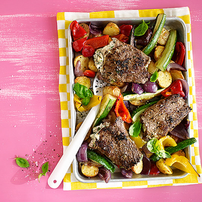 Fetaostfylld lövbiff med medelhavsgrönsaker