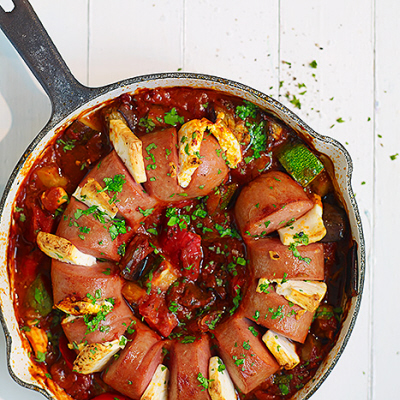 Falukorv med fetaost och grönsaker i tomatsås