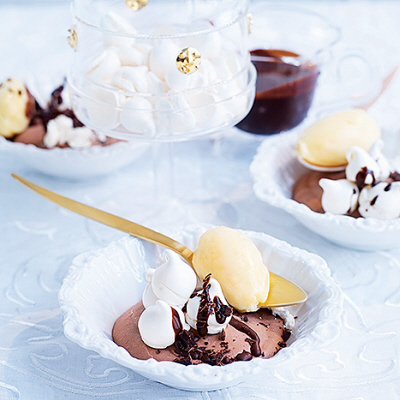 Chokladparfait med apelsinsorbet, maränger och varm fudgesås