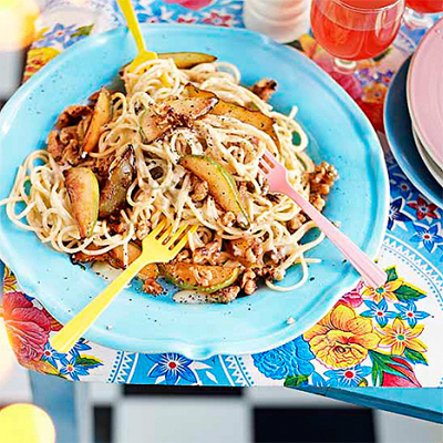 Pasta med gorgonzola, valnötter och stekta päron