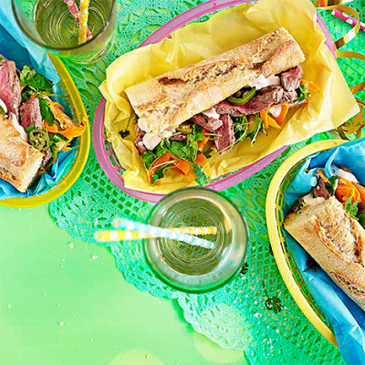 Baguettemacka med biff och syrliga grönsaker