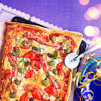 Baconpizza med fetaost och basilika