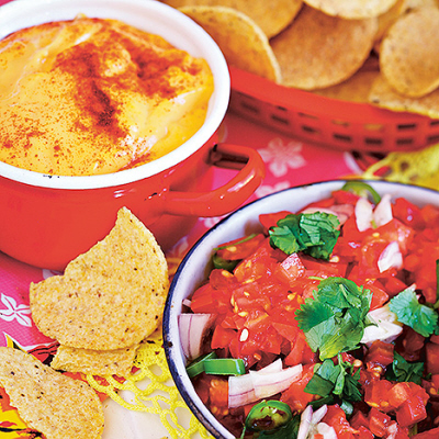 Nachos med cheddardipp och tomatsalsa