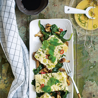 Asiatisk ugnspannkaka med stekt shitakesvamp