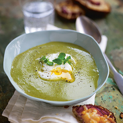 Broccolisoppa med pocherade ägg och parmesanchips