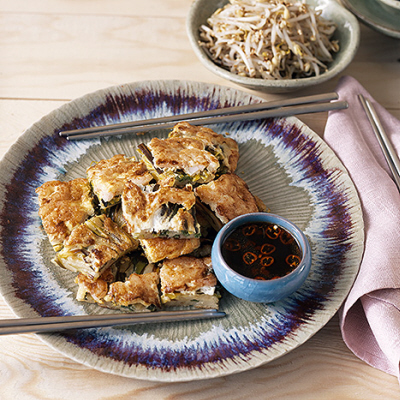 Koreansk pannkaka med räkor och dippsås