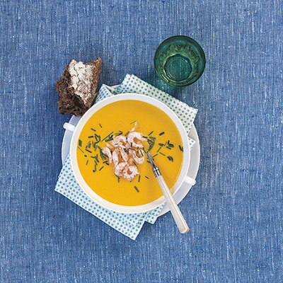 Blomkålssoppa med saffran och räkor