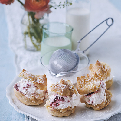 Petit choux-semlor med hallongrädde