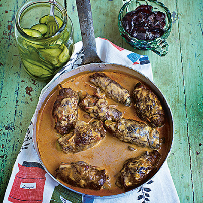 Lövbiffsrullader med bacon, saltgurka och dijon