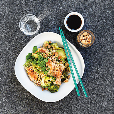 Kycklingwok med nudlar och jordnötter
