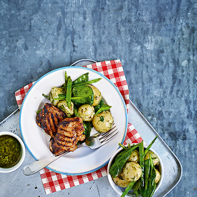 Paraibakryddad kycklinglårfilé och färskpotatissallad med chimichurri