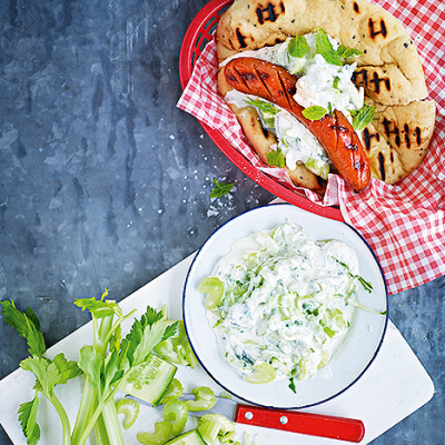 Grillad chorizo med naanbröd och selleriraita