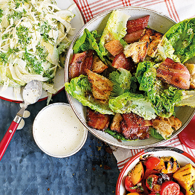 Sallad med krämig parmesandressing, grillbacon och krutonger