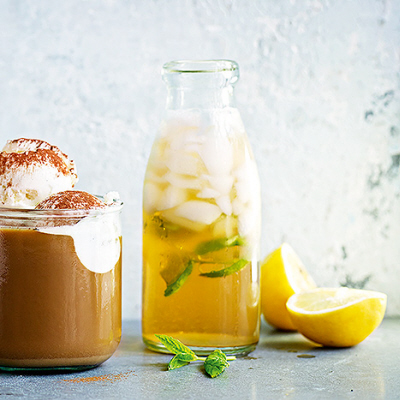 Bubbligt iste med citron och mynta