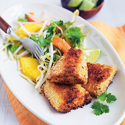 Kokospanerad quorn med mango- & papayasallad
