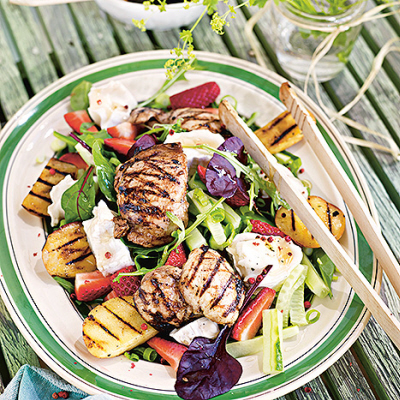 Grillad kycklingsallad med chèvre och jordgubbar