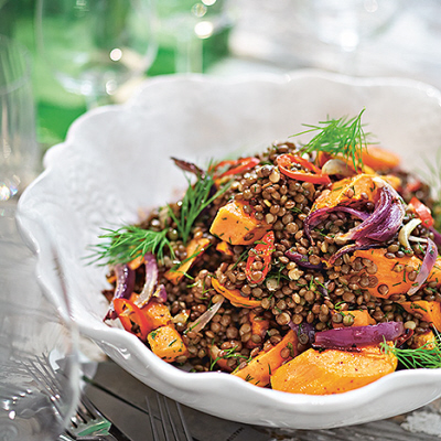 Belugalinssallad med dill, chili & sötpotatis