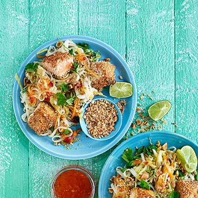 Asiatisk laxsallad med lime och jordnötter