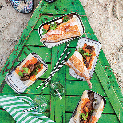 Baguett med grillad ryggbiff och rå tomatsås