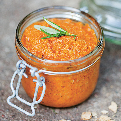 Röra av röd paprika och rosmarin
