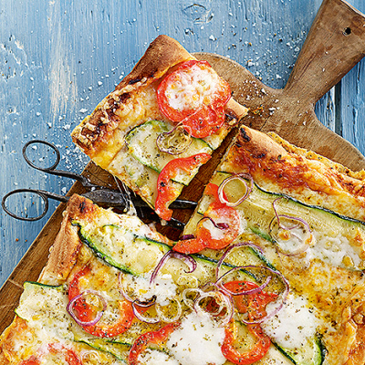 Pizza med grönsaker och mozzarella