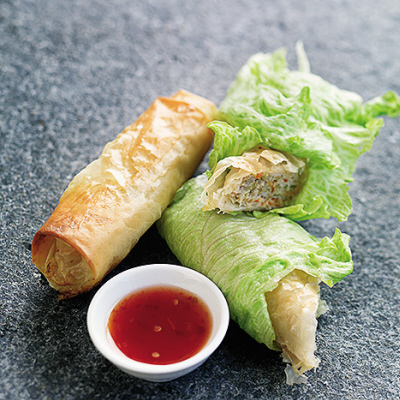 Vårrulle med dippsås, ris och sallad