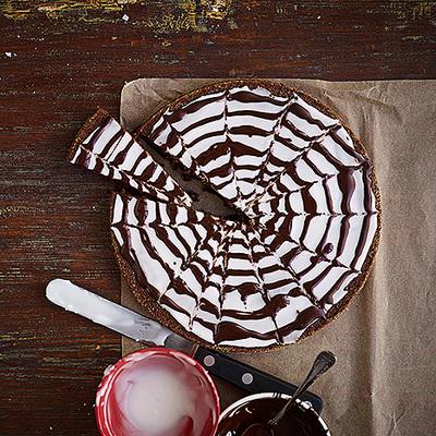 Halloweenkaka med spindelnät
