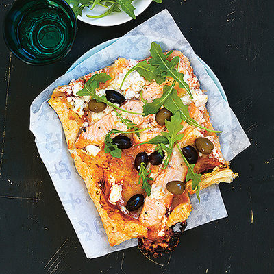 Smördegspizza med lax och fetaost