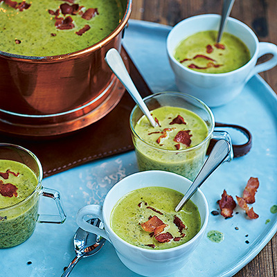 Grönkålssoppa med krispig bacon och krutonger på vörtbröd