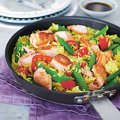 Stekt ris med lax och paprika