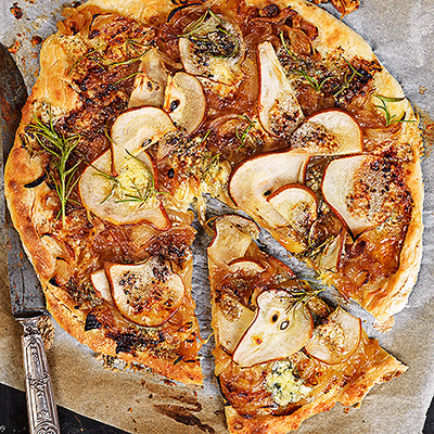 Päronpizza med karamelliserad lök och stilton