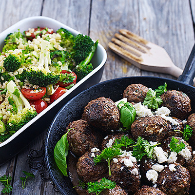 Råstekt broccoli med bulgur och grekiska köttbullar