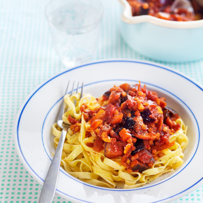 Pasta med vitlöksdoftande aubergin-och tomatsås