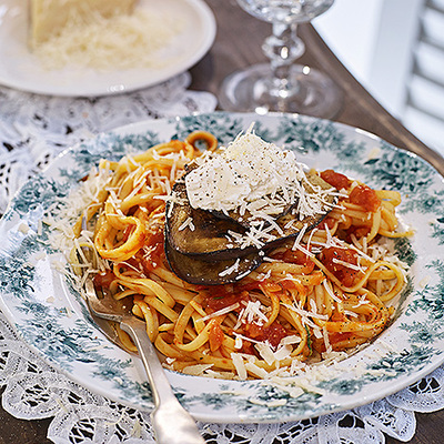 Pasta alla norma (pasta med aubergine, tomat, ricotta och basilika)