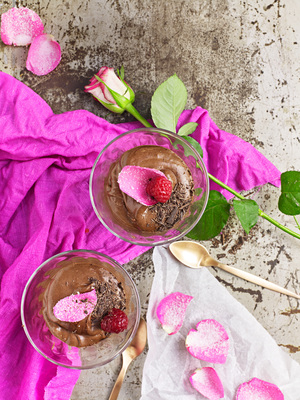 Choklad- och moccamousse med kanderade rosenblad