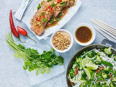 Fläskfilé med ingefärsdressing och jordnötter