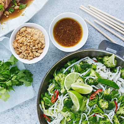 Risnudelsallad med broccoli