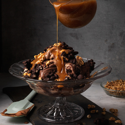 Chokladglass och kolasås med brynt smör