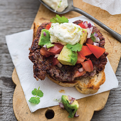 Bönburgare med avokadosallad och limeyoghurt