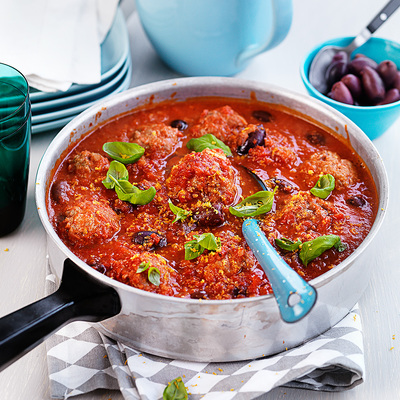 Köttbullar i tomatsås med broccoli och pasta