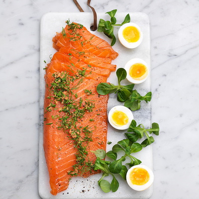 Gravad lax med ägghalvor och rom