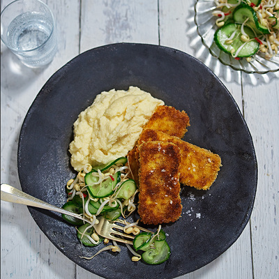 Panerad tofu med blomkålspuré och picklad gurksallad